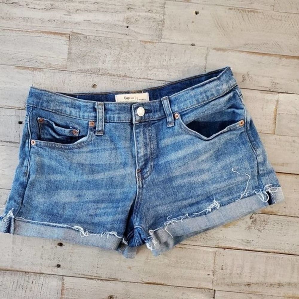 𝅺GAP Gap for Good 3 Inch Slight Distressed Demin Shorts Size 28